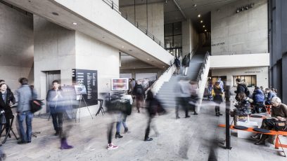 Studenten im Foyer der Hochschule für Film und Fernsehen München