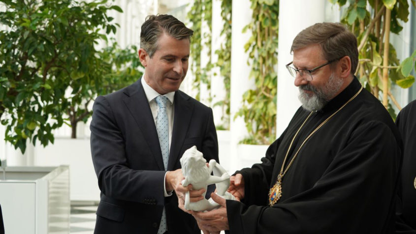Europaminister Eric Beißwenger überreicht dem Großerzbischof ...