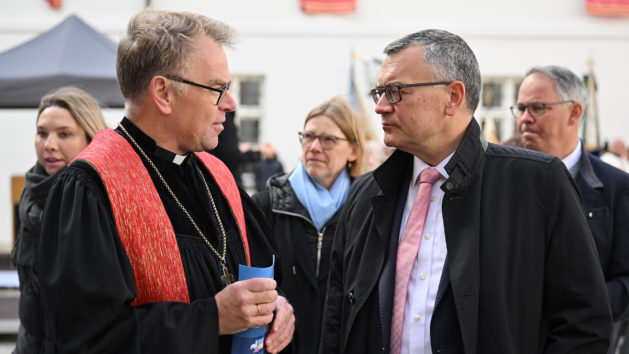 Staatskanzleiminister Dr. Florian Herrmann im Gespräch.