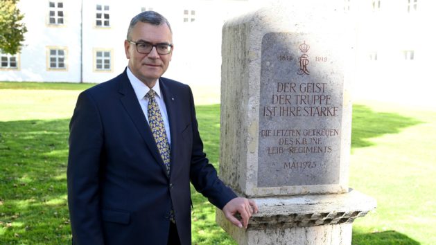 Bayerischer Tag der Militärtradition: Staatsminister Dr. Florian Herrmann am Leiberstein im Maximilianshof des Neuen Schloss Schleißheim.