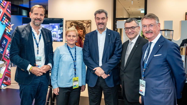 Gruppenbild unter anderem mit der Chief Platforms & Growth Officer der Seven.One Entertainment Group und CEO von Joyn, Katharina Frömsdorf, und Ministerpräsident Dr. Markus Söder sowie Medienminister Dr. Florian Herrmann auf den Medientagen München 2024.