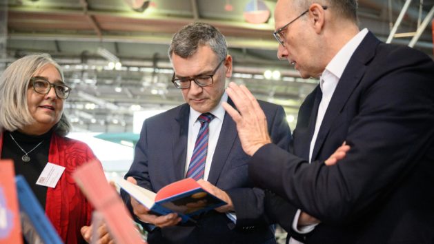 Medienminister Dr. Florian Herrmann besucht die Frankfurter Buchmesse.