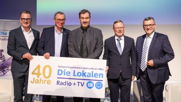 Gruppenbild anlässlich 40 Jahre Verband Bayerischer Lokalrundfunk (v.l.n.r.): Falk Zimmermann (1. Vorstandsvorsitzender des Verbands Bayerischer Lokalrundfunk e.V.), Willi Schreiner (ehemaliger 1. Vorstandsvorsitzender des Verbands Bayerischer Lokalrundfunk e.V.), Ministerpräsident Dr. Markus Söder, Christoph Rolf (1. Vorstandsvorsitzender des Verbands Bayerischer Lokalrundfunk e.V.) und Medienminister Dr. Florian Herrmann.