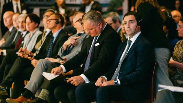 Im Fokus v. l. n. r.: Juraj Droba, Vorsitzender der Region Bratislava, und Imanol Pradales, Ministerpräsident der Autonomen Gemeinschaft Baskenland, repräsentierten Ihre Regionen beim Summit of the Regions in der Bayerischen Vertretung.