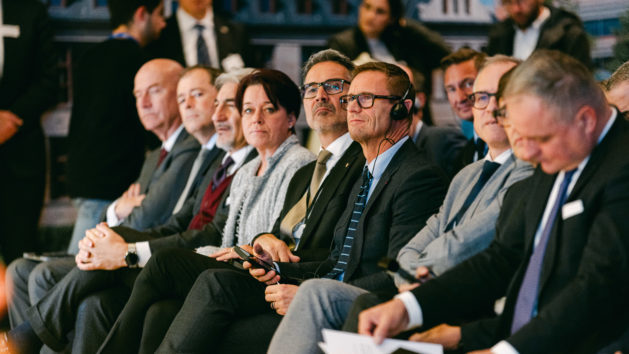 Zu den weiteren Vertretern der Regionen gehören (im Fokus v. l. n. r.): Sonja Ledl-Rossmann, Präsidentin des Tiroler Landtages, Arno Kompatscher, Landeshauptmann von Südtirol, Stéphane Beaudet, Vizepräsident des Regionalrates der Île-de-France, und Matthias Diependaele, Ministerpräsident von Flandern.