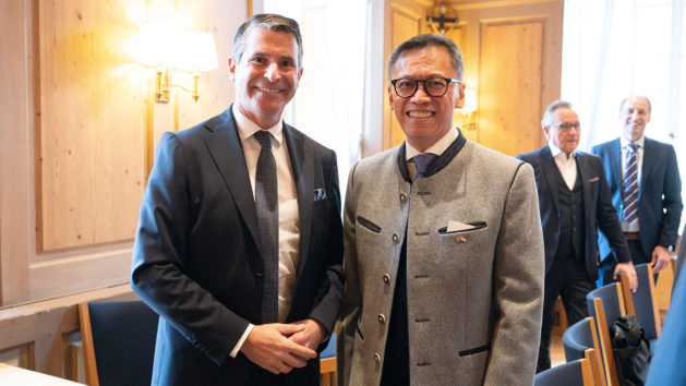 Bayerns Staatsminister für Europaanagelegenheiten und Internationales, Eric Beißwenger (links), und der Botschafter der Republik Singapur, Lee Chong Hock (rechts).