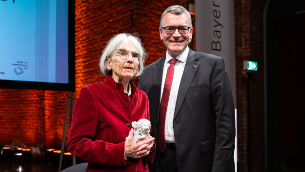 Bayerischer Buchpreis 2024: Staatskanzleiminister Dr. Florian Herrmann (rechts) überreicht den Ehrenpreis des Bayerischen Ministerpräsidenten an Donna Leon (links). 