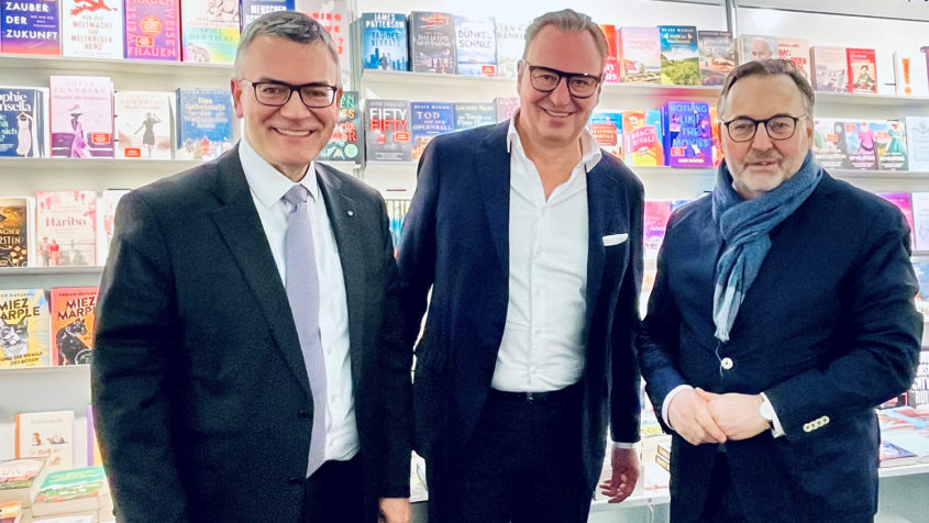 Staatsminister Dr. Florian Herrmann (links) unter anderem mit Autor Anton Biebl (rechts) bei der Eröffnung der 65. Münchner Bücherschau.