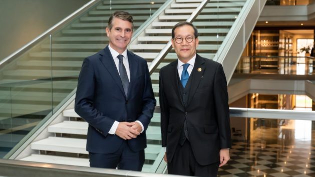 Bayern Staatsminister für Europaangelegenheiten und Internationales, Eric Beißwenger (links), und der Botschafter des Königreichs Thailand, Dr. Nadhavathna Krishnamra (rechts), in der Staatskanzlei.