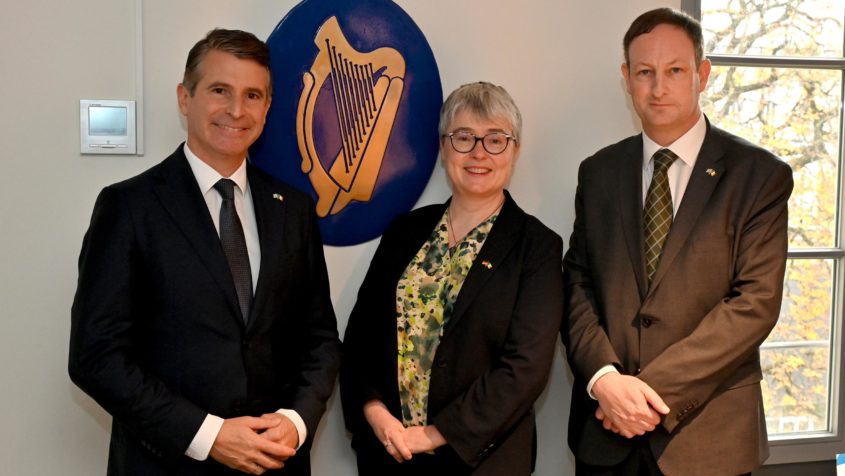 Europaminister Eric Beißwenger, die irische Botschafterin Maeve Collins und der irische Generalkonsul James C. O'Shea (v.l.n.r.).