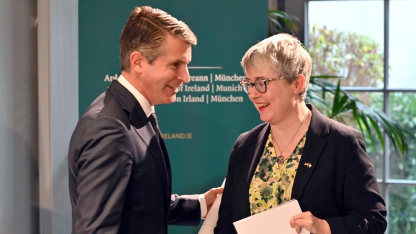 Europaminister Eric Beißwenger (links) und die irische Botschafterin Maeve Collins (rechts).