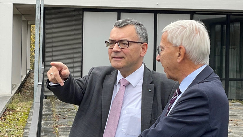 Staatsminister Dr. Florian Herrmann (links) und der Präsident der Universität Regensburg, Prof. Dr. Udo Hebel (rechts).