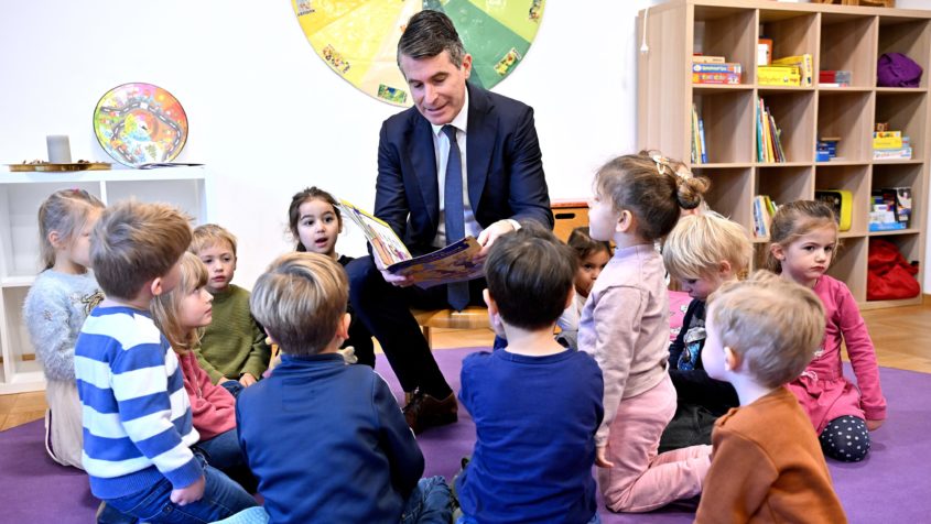 Am bundesweiten Vorlesetag liest Europaminister Eric Beißwenger den Kindern in der Kita „Tabeki am Kapuzinergarten“ in Eichstätt vor.