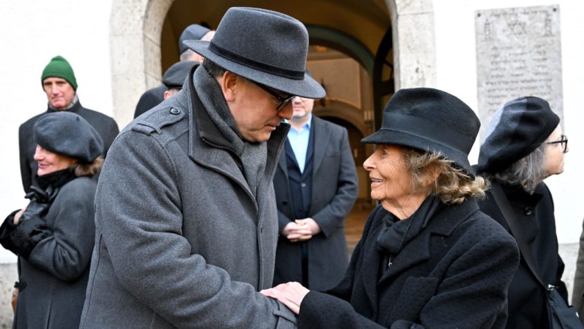 Staatsminister Dr. Florian Herrmann (links) und die Präsidentin der Israelitischen Kultusgemeinde München und Oberbayern, Dr. Charlotte Knobloch (rechts).