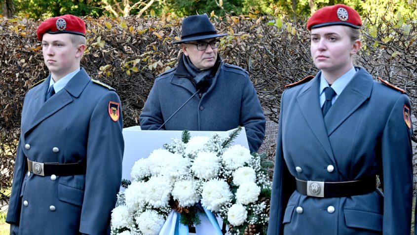 "Rund 100.000 deutsche jüdische Soldaten kämpften im Ersten Weltkrieg für ihr deutsches Vaterland. Etwa 12.000 gaben ihr Leben für ihre Heimat. Wir verneigen uns vor den gefallenen jüdischen Soldaten in Respekt und Demut." - Staatsminister Dr. Florian Herrmann.