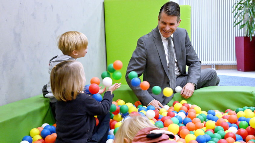 Europaminister Eric Beißwenger mit Kindern einer Kiga-Gruppe.