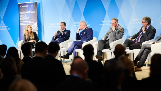 Moderatorin Anna Purkhauser, Novaspace, mit den Teilnehmern der Podiumsdiskussion (v. l. n. r.): Brigadegeneral Christopher Sage, NATO Air Command, Brigadegeneral Dr. Volker Pötzsch, Bundesministerium der Verteidigung, Oberst Michael Fraas, Bundeswehr, Nicolas Stassin, Europäische Verteidigungsagentur, und Wolfgang Dürr, Bundesverband der Deutschen Luft- und Raumfahrtindustrie. ©Francois de Ribaucourt