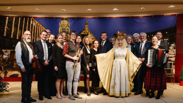 Die Vertreter aus Nürnberg, die Musiker und das Nürnberger Christkind sorgen für einen unvergesslichen Abend im Advent. ©Nicola Maxwell