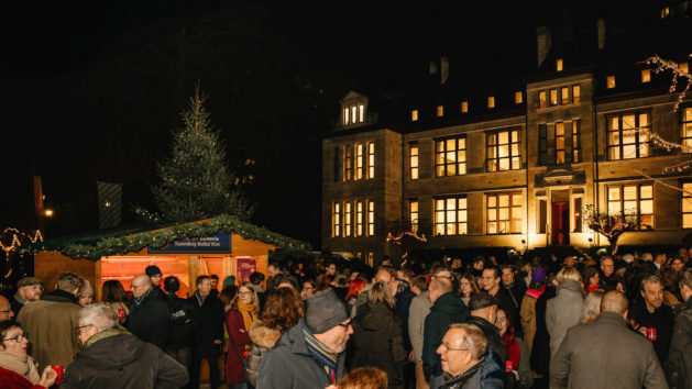 Die Gäste genießen originale Nürnberger Spezialitäten wie Lebkuchen und Bratwürste in besinnlicher Kulisse. ©Nicola Maxwell