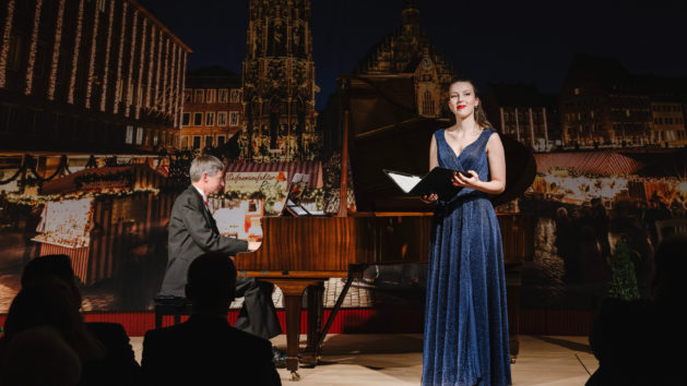 Andreas Paetzold, Kapellmeister des Staatstheaters Nürnberg, und Sara Šetar, Mezzosopranistin, sorgen für weihnachtliche Atmosphäre in der Bayerischen Vertretung. ©Nicola Maxwell