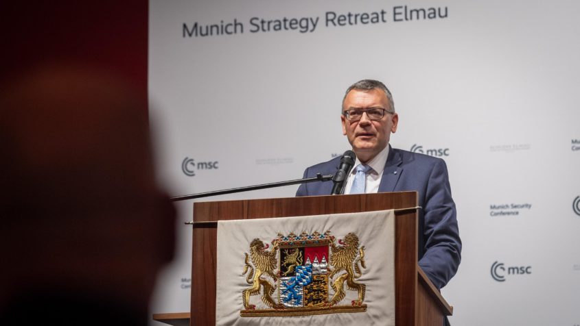 Staatsminister Dr. Florian Herrmann beim State Dinner im Rahmen des Munich Strategy Retreat der MSC auf Schloss Elmau.