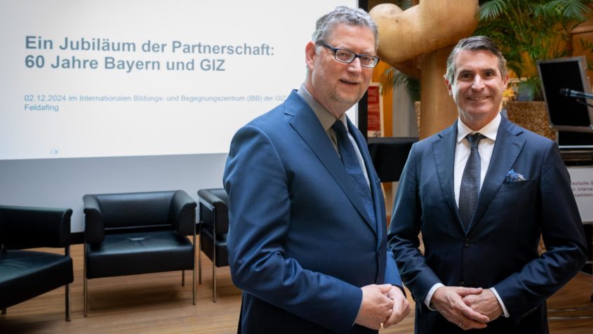 Der Vorstandssprecher der Deutschen Gesellschaft für Internationale Zusammenarbeit (GIZ) GmbH, Thorsten Schäfer-Gümbel (links), begrüßt Europaminister Eric Beißwenger (rechts) zur 60-Jahr-Feier der Zusammenarbeit der Deutschen Gesellschaft für Internationale Zusammenarbeit GIZ und des Freistaats Bayern in Feldafing.