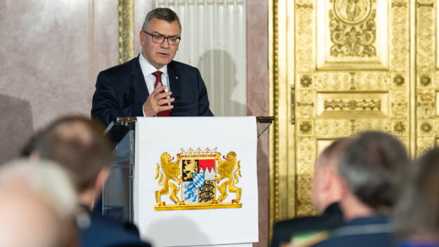 Staatsminister Dr. Florian Herrmann: "Teamgeist ist bei der Landes- und Bündnisverteidigung unerlässlich. Wir sind stolz auf das starke Miteinander von zivilen Akteuren und Streitkräften im Freistaat. Danke an die Ausgezeichneten für ihren Einsatz!"