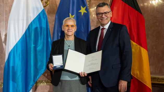 Staatsminister Dr. Florian Herrmann verleiht die Medaille für Verdienste um die Zivil-Militärische Zusammenarbeit unter anderem an Sigrid Stebe-Hoffmann.