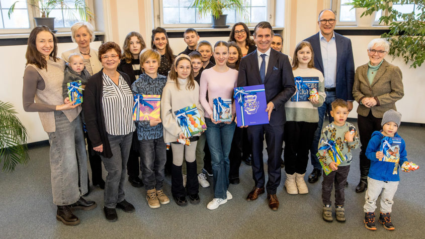 Gruppenbild bei der Übergabe von ukrainischen Kinder- und Jugendbüchern ...