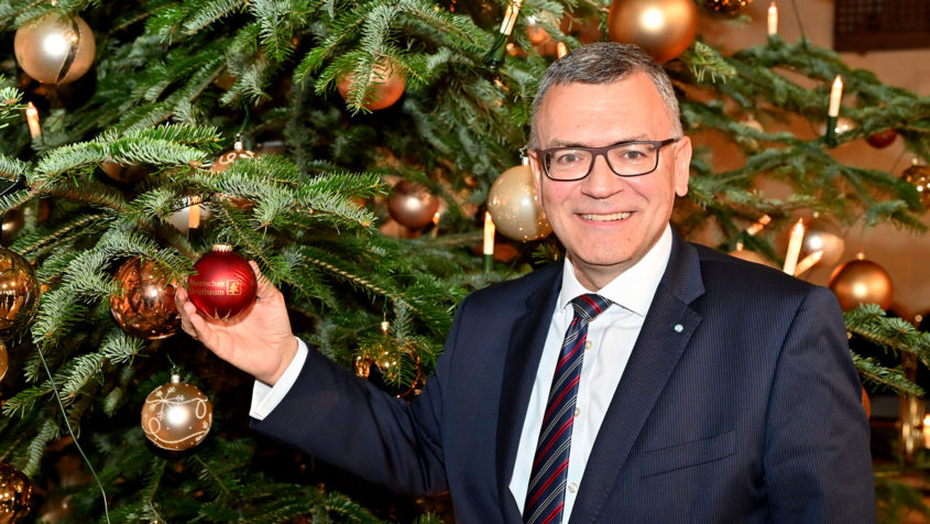 Der Leiter der Staatskanzlei, Staatsminister Dr. Florian Herrmann nimmt offiziell Christbäume für die Bayerische Staatskanzlei entgegen.