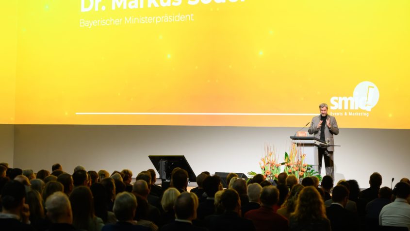 Ministerpräsident Dr. Markus Söder: "Wir brauchen Vorfahrt für Innovation. Das geht nicht mit Denkverboten, sondern mit einer Kooperation aus Forschung, Entwicklung und Wirtschaft. Deshalb investiert Bayern massiv in KI, Robotik und Raumfahrt - und ist nicht zuletzt deshalb Startup Land Nr. 1."