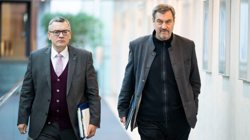 Vor der Kabinettssitzung: Staatskanzleiminister Dr. Florian Herrmann (links) und Ministerpräsident Dr. Markus Söder (rechts) in der Staatskanzlei.