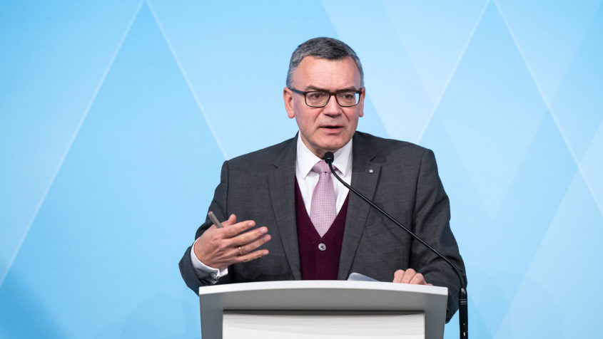 Staatskanzleiminister Dr. Florian Herrmann informiert in einer Pressekonferenz über die wesentlichen Ergebnisse der Kabinettssitzung.