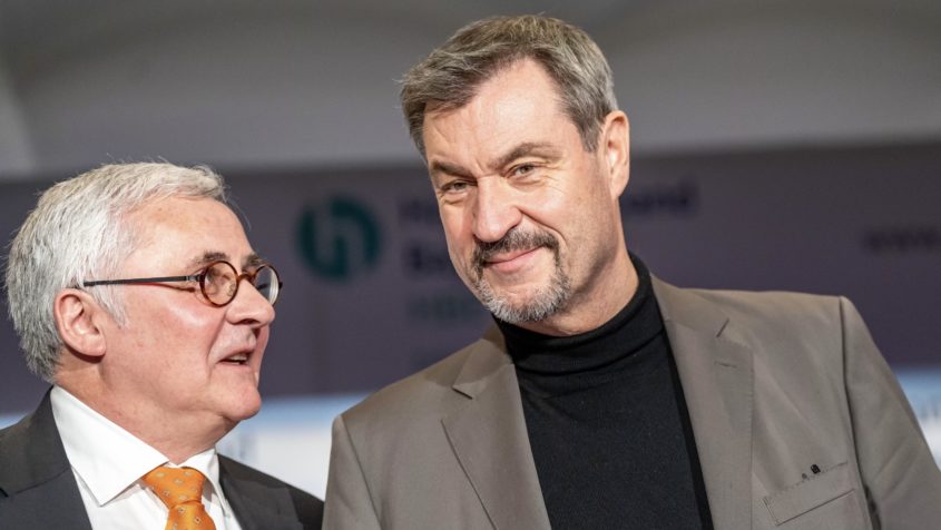 Der Präsident des Handelsverbands Bayern e.V., Ernst Läuger (links), und Ministerpräsident Dr. Markus Söder (rechts).