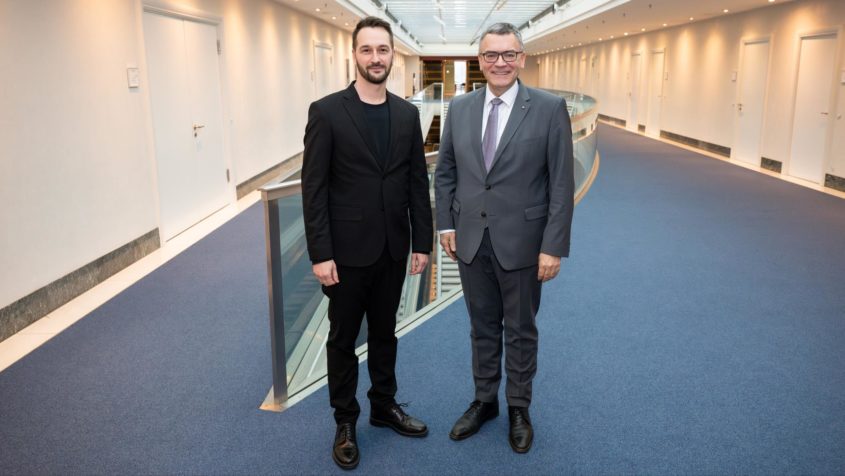 Der Cinema Manager im Gloria Palast München und HDF-Kinobotschafter für Bayern, Florian Mäteling (links), und Medienminister Dr. Florian Herrmann (rechts) in der Staatskanzlei.