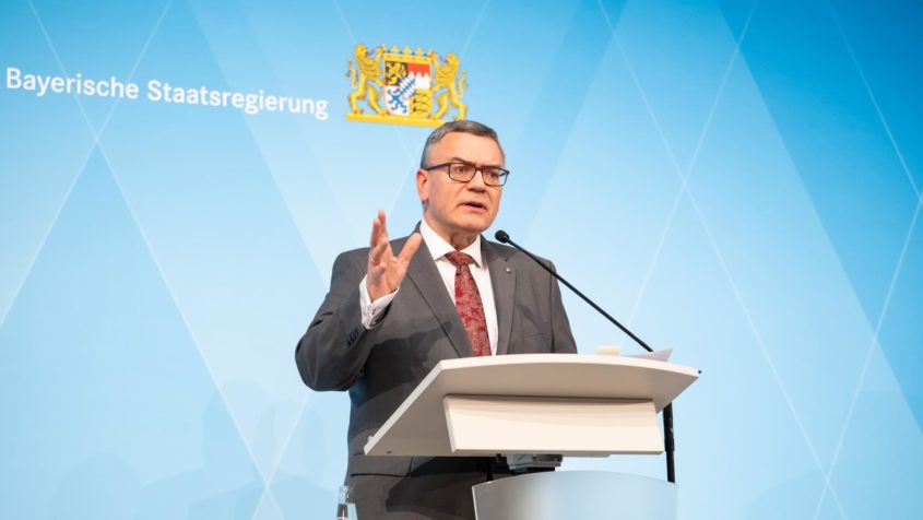 In der Pressekonferenz nach der Kabinettssitzung informiert Staatskanzleiminister Dr. Florian Herrmann über die wesentlichen Ergebnisse der Beratung.