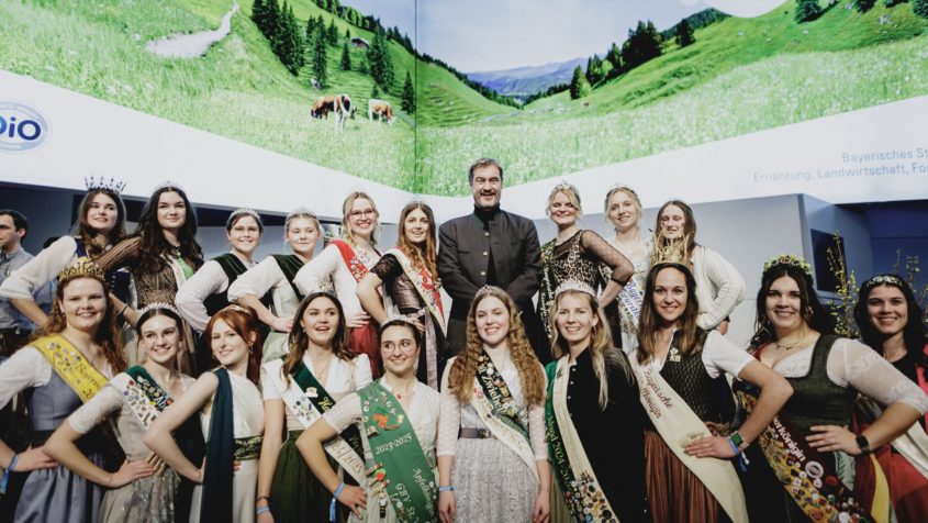 Ministerpräsident Dr. Markus Söder mit bayerischen Produktköniginnen und -prinzessinnen.