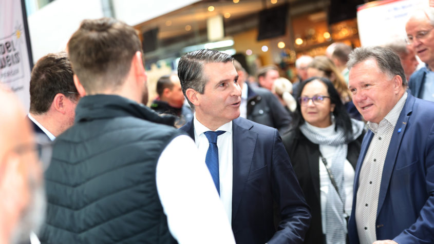 Europaminister Eric Beißwenger besucht die Bau- und Einrichtungsmesse BauPlus 2025 in Kaufbeuren.