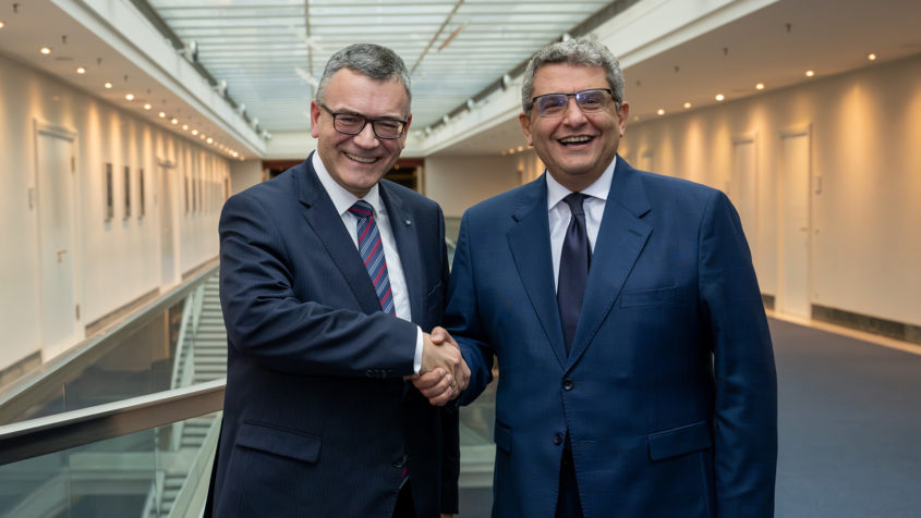 Staatsminister Dr. Florian Herrmann (links) begrüßt den Botschafter der Arabischen Republik Ägypten, Dr. Mohamed Abd El-Sattar Elbadri (rechts), in der Staatskanzlei.