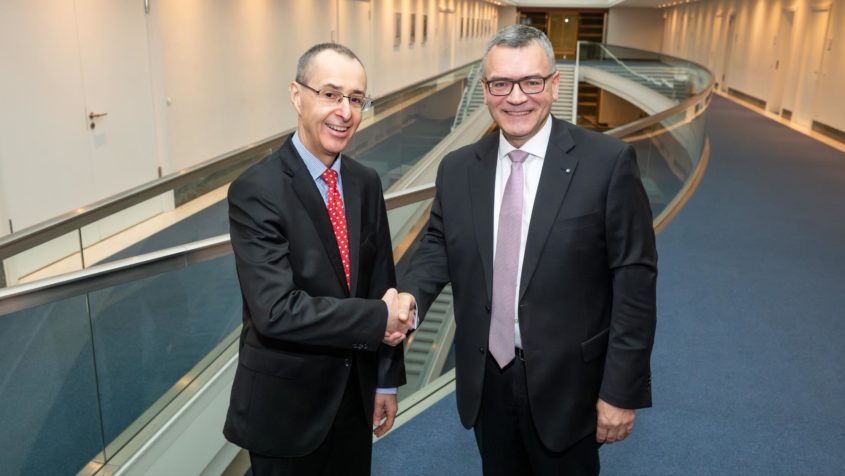 Staatsminister Dr. Florian Herrmann (rechts) begrüßt den CEO der ArianeGroup GmbH, Pierre Godart (links).