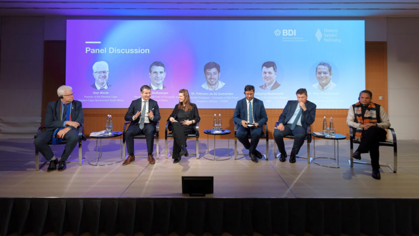 Podiumsdiskussion der Hanns-Seidel-Stiftung und des Bundesverbands der Deutschen Industrie BDI zum Thema „Die Zukunft der internationalen Kooperation: Europas Partnerschaften mit dem globalen Süden“: Der Premierminister der Provinz Westkap, Alan Winde (links), Europaminister Eric Beißwenger (2. von links), der Academic Director bei CEBRI, Dr. Feliciano de Sá Guimarães (Mitte), das Mitglied der BDI-Hauptgeschäftsführung, Wolfgang Niedermark (2. von rechts), und der Leiter der Abteilung für Internationale Beziehungen der regierenden Bharatiya Janata Party (BJP) in Indien, Dr. Vijay Chauthaiwale (rechts). Foto: BDI / Stefan Obermeier