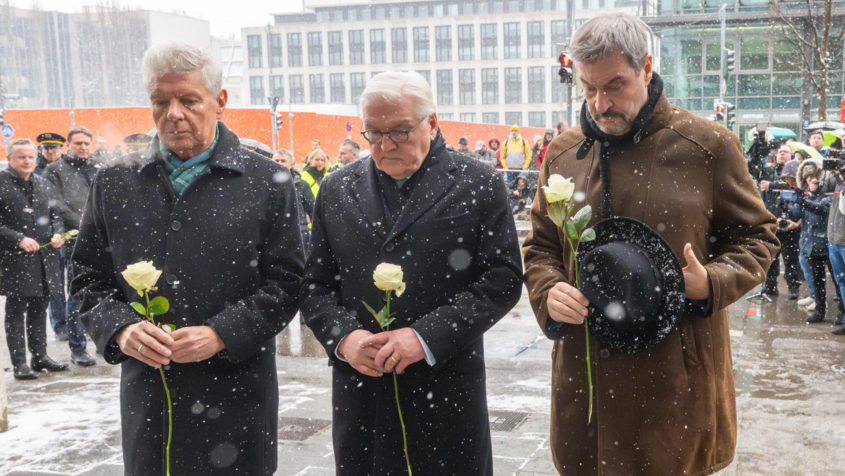 Gedenken am Ort der Tat: Münchens Oberbürgermeister Dieter Reiter, Bundespräsident Frank-Walter Steinmeier, Ministerpräsident Dr. Markus Söder( v.l.n.r.).