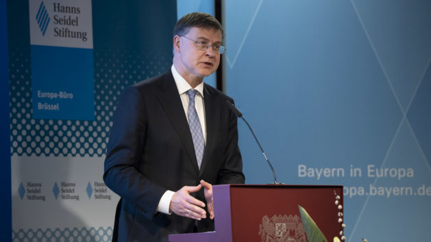 Valdis Dombrovskis, Kommissar für Wirtschaft und Produktivität, Umsetzung und Vereinfachung der Europäischen Kommission, betont, dass Europa in Schlüsselbranchen den Anschluss nicht verlieren dürfe.