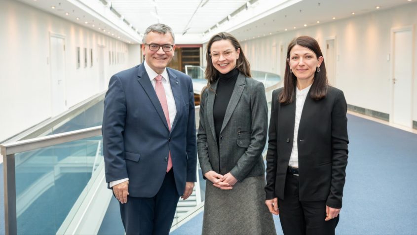 Medienminister Dr. Florian Herrmann (links) und die Geschäftsführerin von extra-radio, Sabine Hager(Mitte), in der Staatskanzlei.