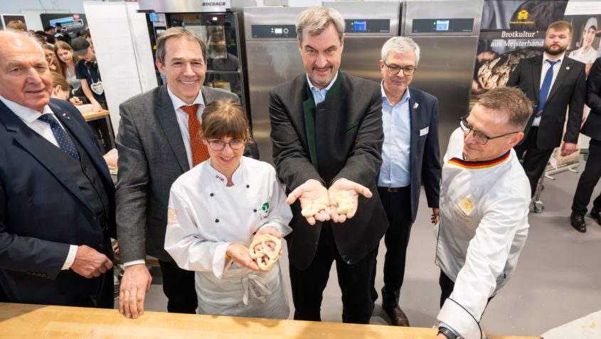 Ministerpräsident Dr. Markus Söder, 3.von rechts, mit bayerischen Backwaren.