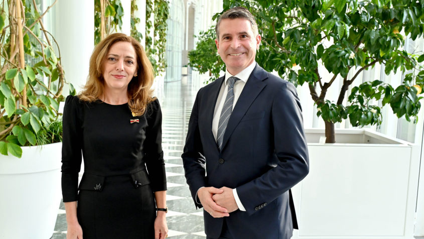 In der Staatskanzlei: Europaminister Eric Beißwenger (rechts) und die stellvertretende Außenministerin der Republik Bulgarien, Elena Schekreletowa (links).