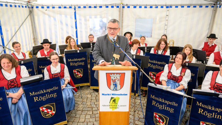 Staatsminister Dr. Florian Herrmann: "Altmühltaler Lammauftrieb in Mörnsheim – gelebte Tradition & echter Naturschutz: Seit 2003 ein Highlight im bayerischen Festkalender. Danke an den Markt Mörnsheim, die Hüteschäfer und alle Helfer für dieses großartige Fest!"