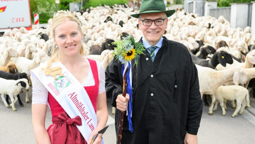 Die „Altmühltaler Lamm“-Königin Annemarie Mack (links) und Staatsminister Dr. Florian Herrmann (rechts).