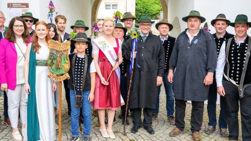 Gruppenbild beim Altmühltaler Lammauftrieb 2025 in Mörnsheim mit Staatsminister Dr. Florian Herrmann, der „Altmühltaler Lamm“-Königin Annemarie Mack, Hüteschäfern und weiteren Teilnehmerinnen und Teilnehmern.