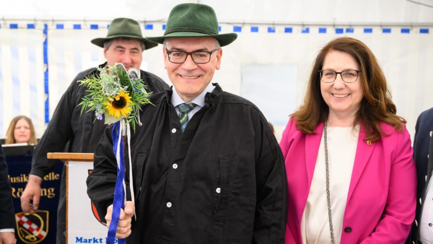 "Schafhaltung erhält unsere Landschaft, schützt die Artenvielfalt und stärkt die Region – besser geht’s nicht! - Staatsminister Dr. Florian Herrmann.